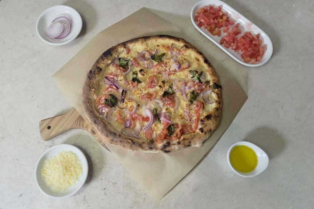 La pizza peschiciana è una dichiarazione d’amore alla tradizione contadina, un inno alla cucina povera ma ricca di storia, realizzata rigorosamente con ingredienti a km 0.
